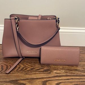 LIKE NEW  Michael Kors Porta Handbag & Wallet